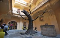 Дерево для выставки «Тим Бертон и его мир»
