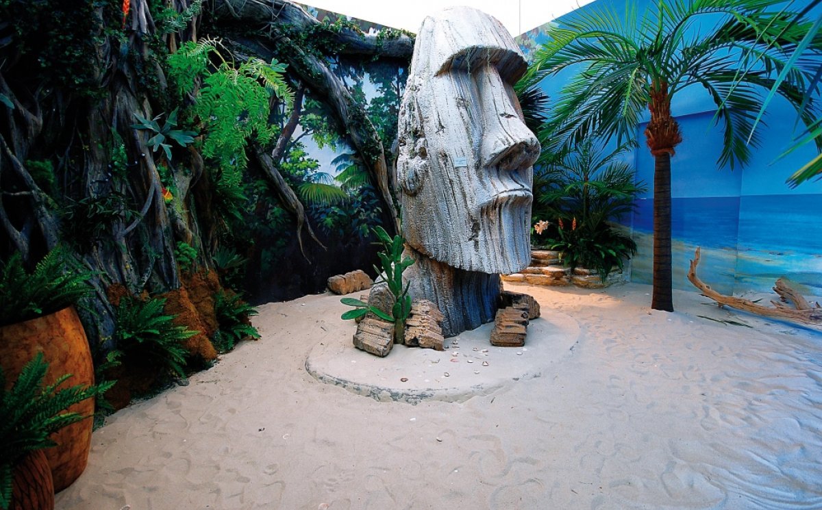 Скульптура с острова Пасхи - 320*150 см