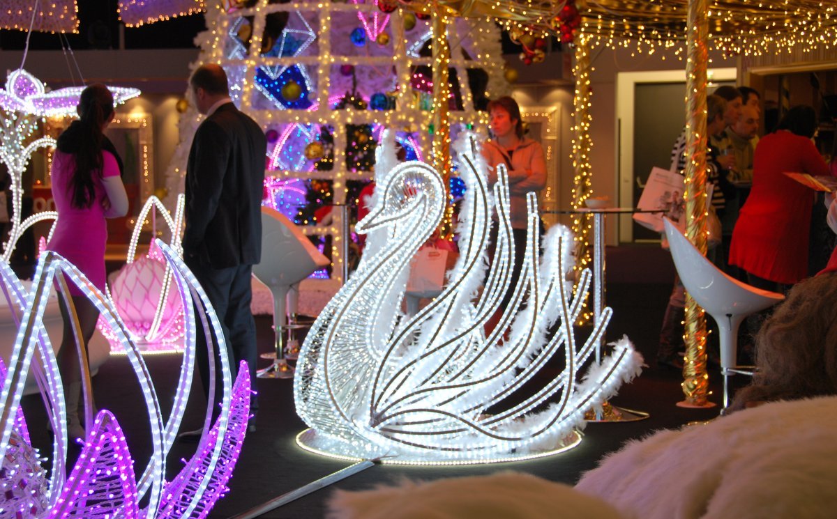 Лебедь (LED, kov, peří) - 150*150 см